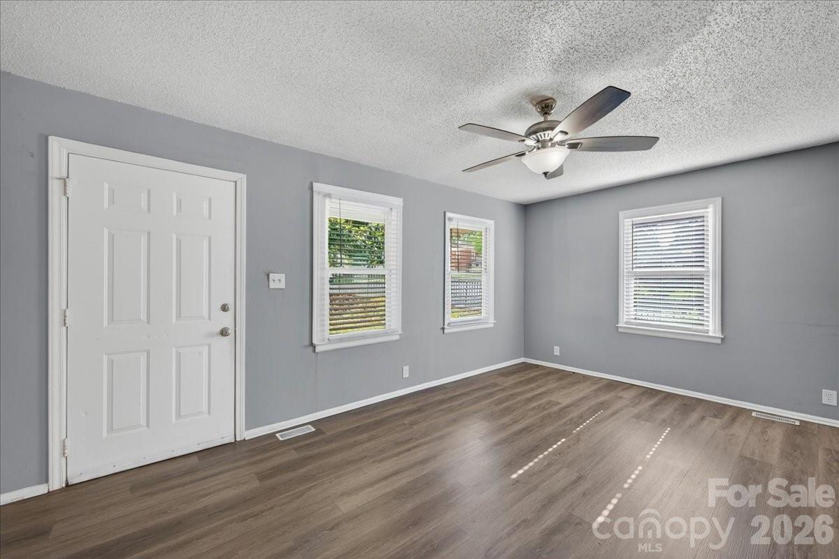 936 Holland Avenue Property Photo 6