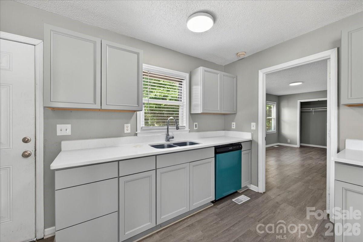 936 Holland Avenue Property Photo 11