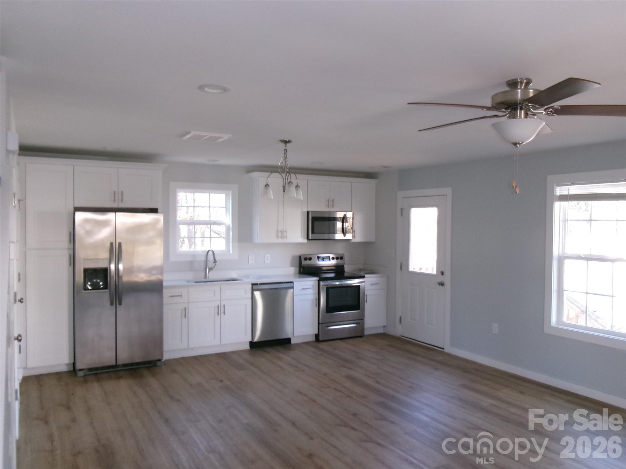 510 Kings Road Property Photo 4