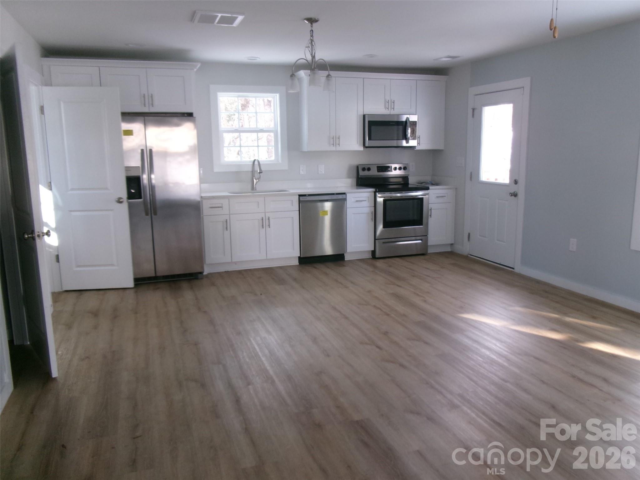 510 Kings Road Property Photo 6