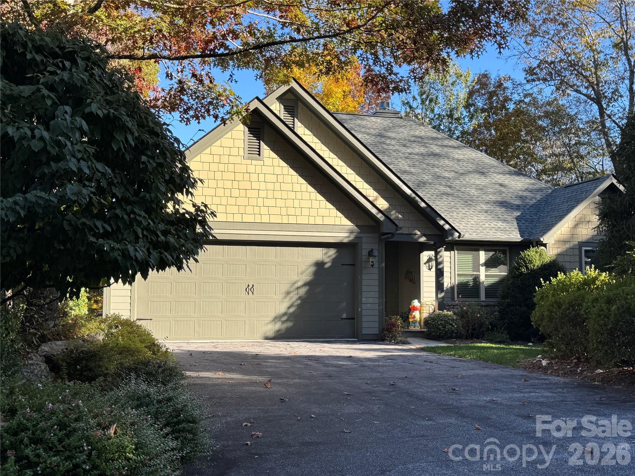894 Dunroy Drive Property Photo 2