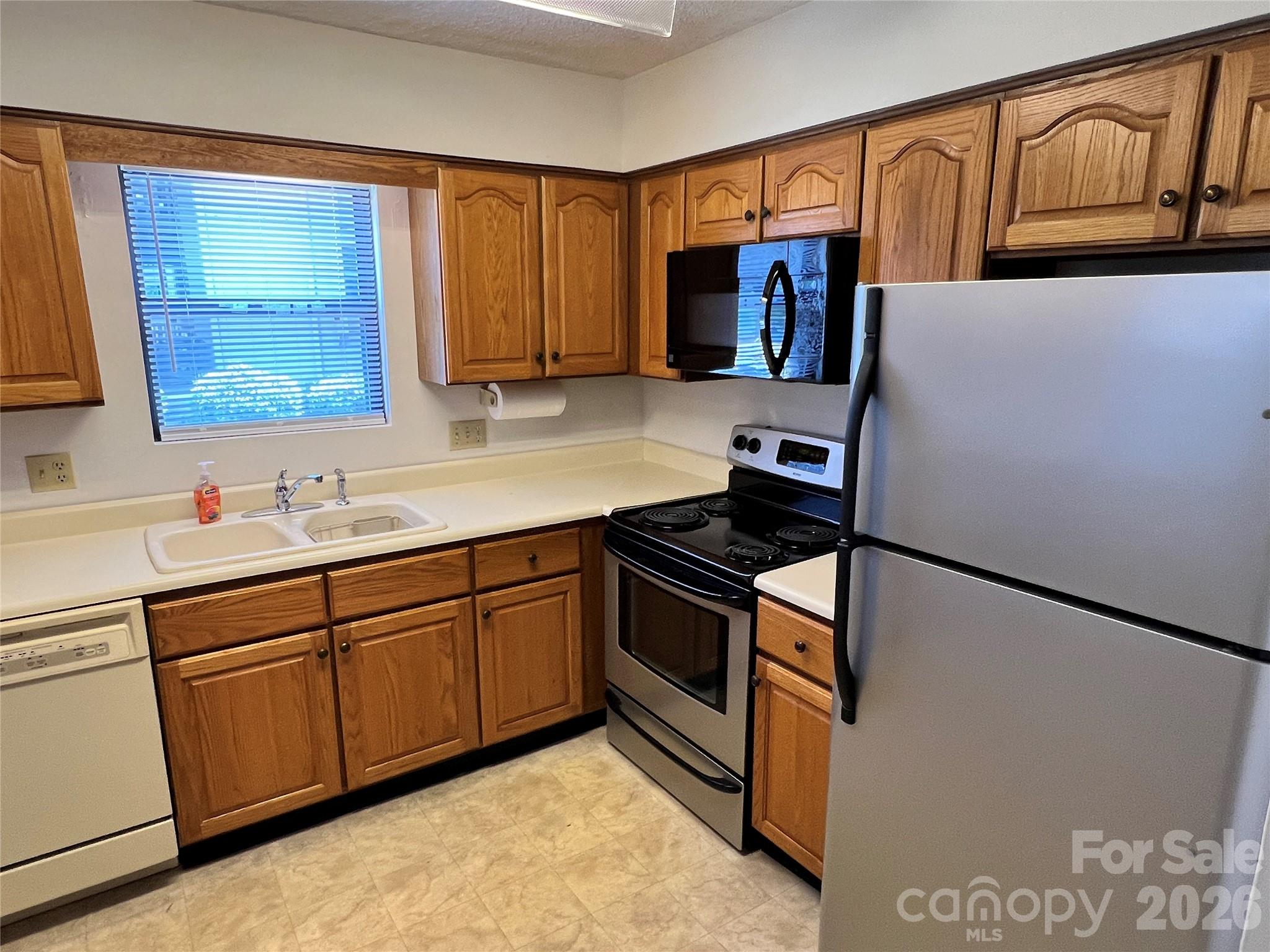 2401 Abbey Circle Property Photo 5