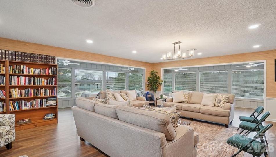 2401 Abbey Circle Property Photo 15