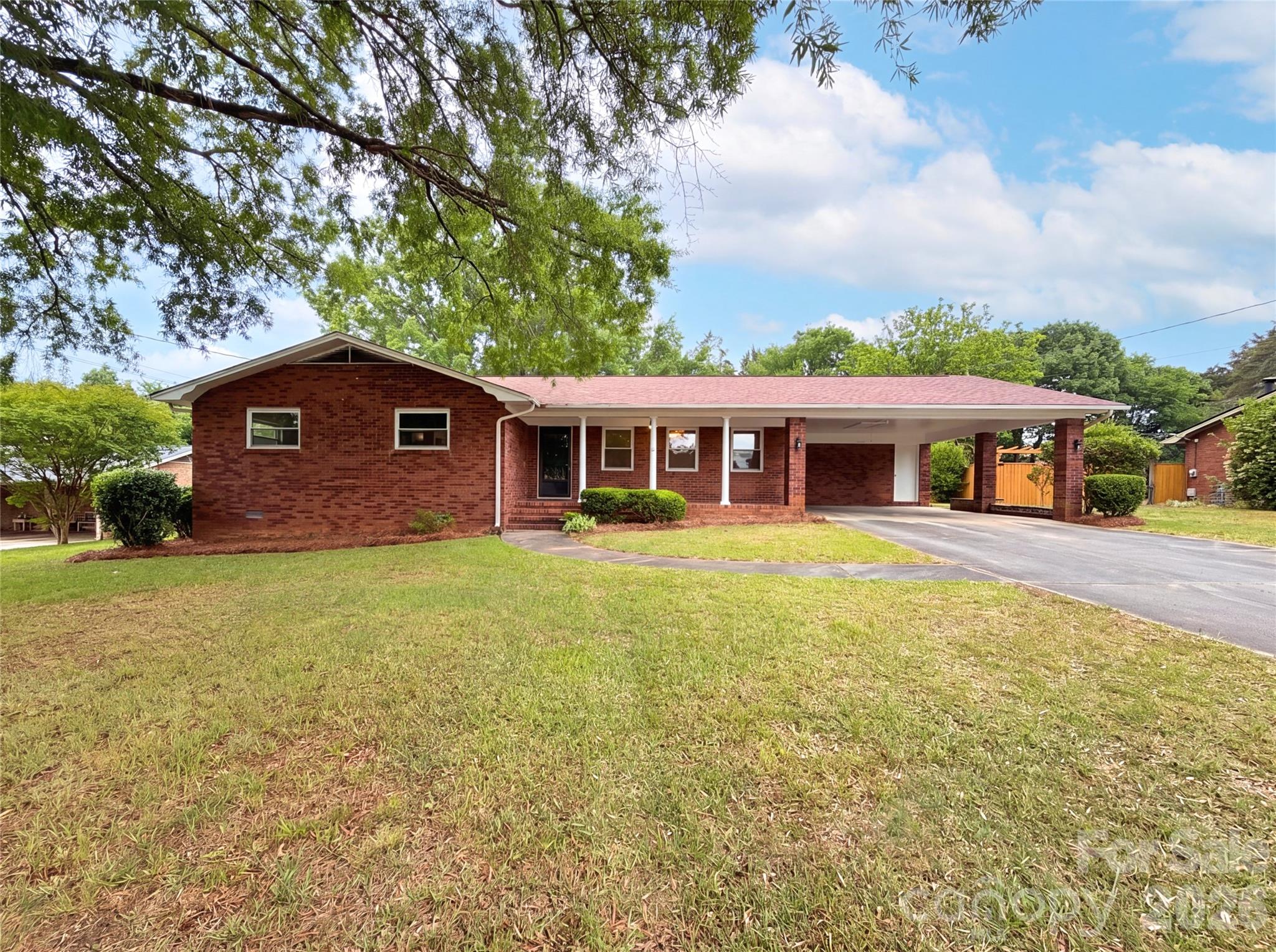 128 Greenview Drive Property Photo 1