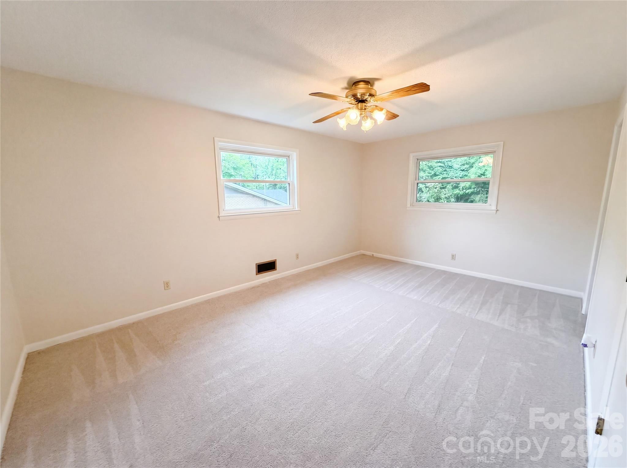 128 Greenview Drive Property Photo 4