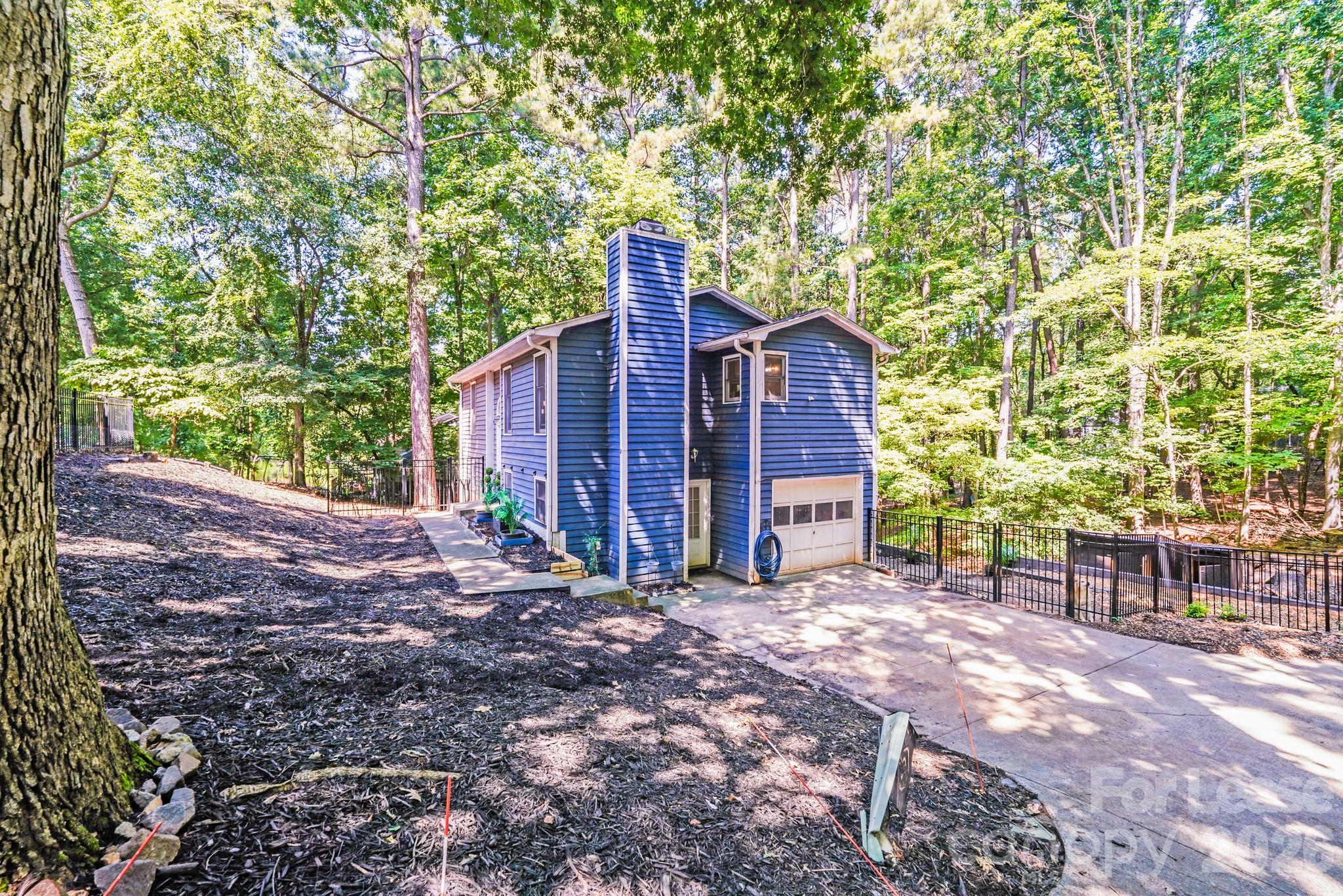 2116 Bon Villa Way Property Photo 3
