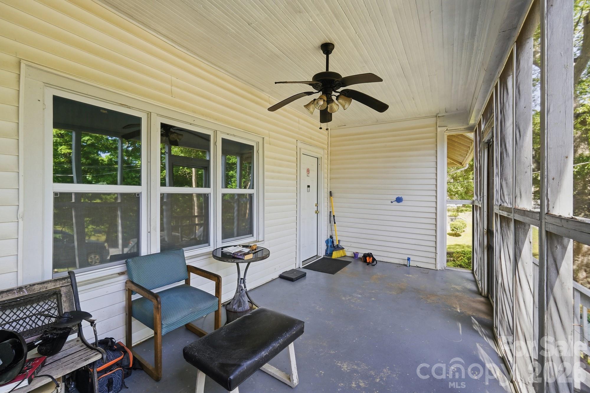 1018 W 5th Avenue Property Photo 4