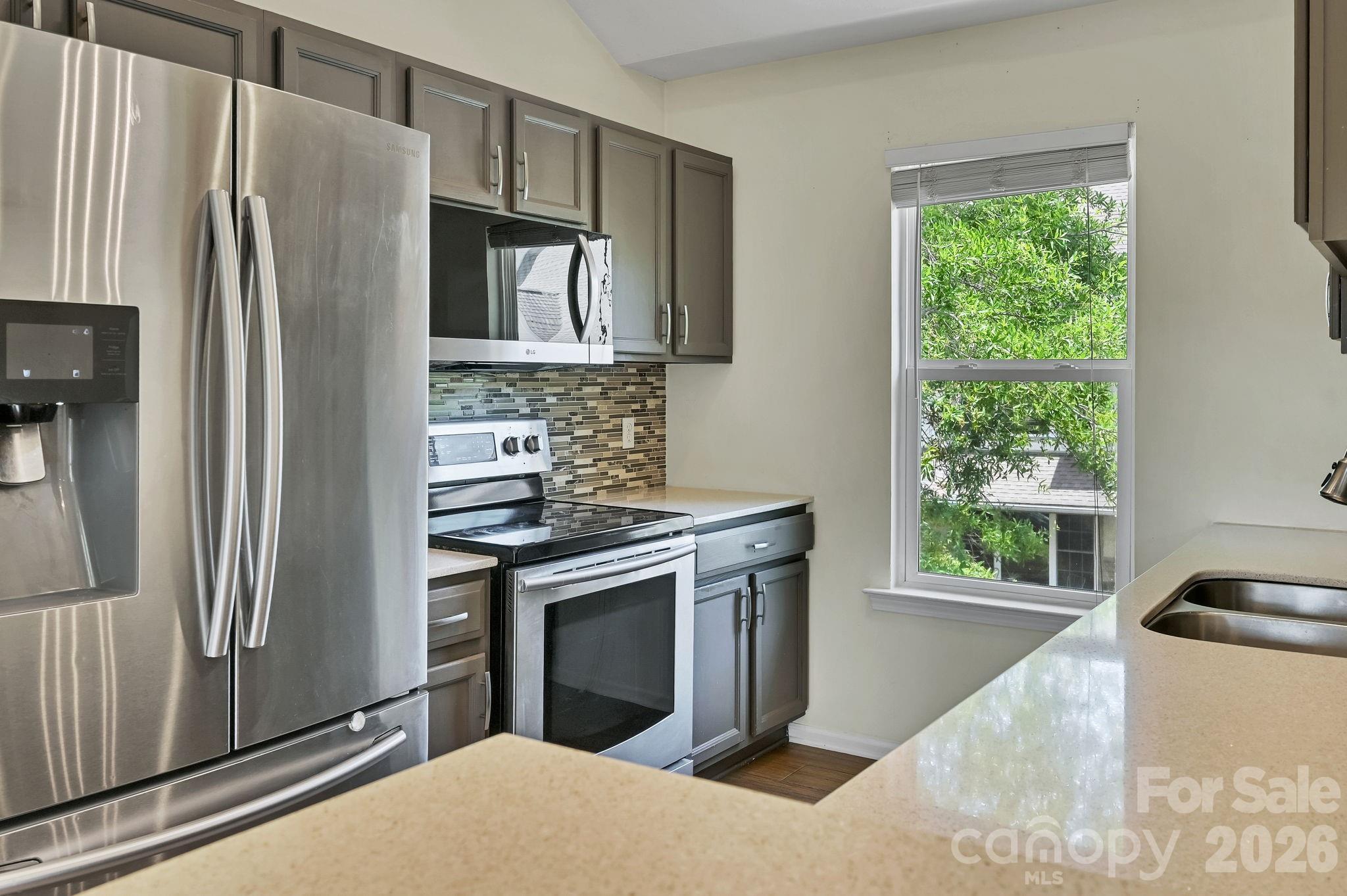 85 Rotunda Circle Property Photo 3