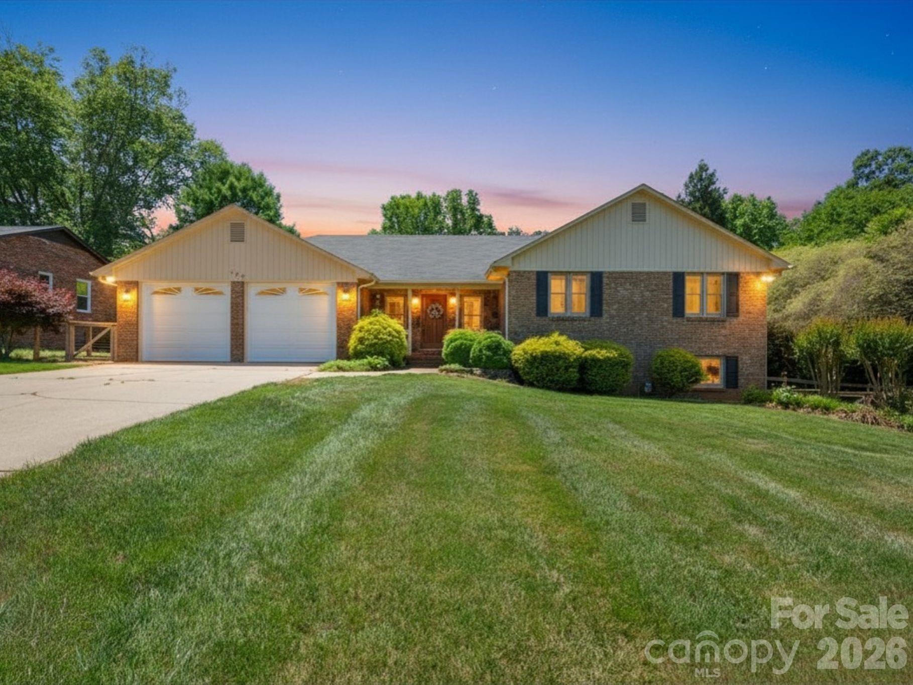 725 Sunridge Drive 18 Property Photo 1