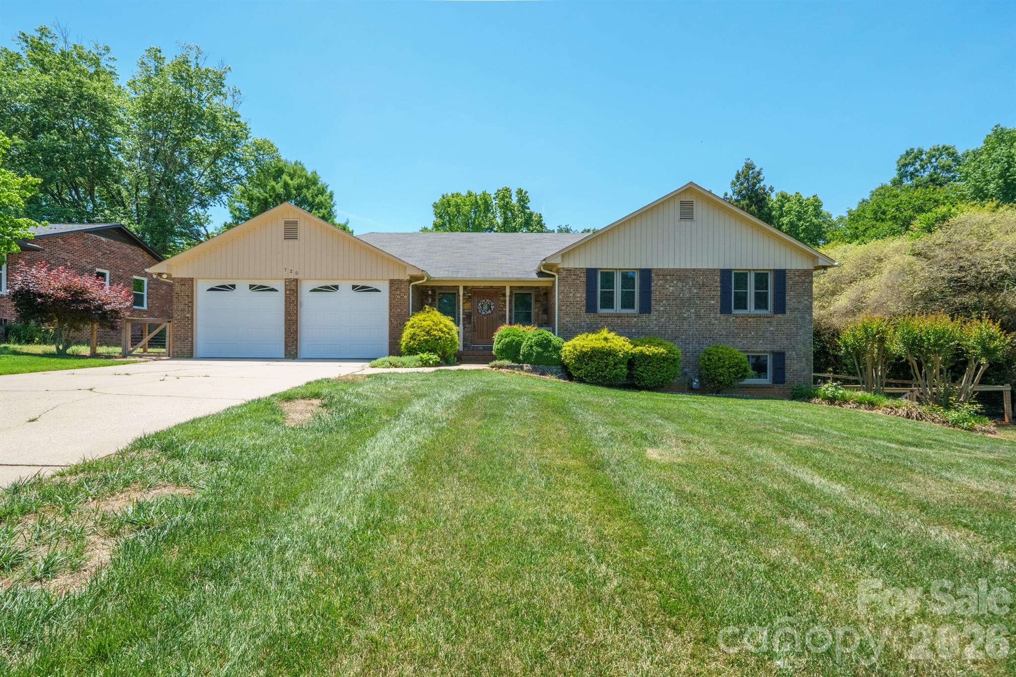 725 Sunridge Drive 18 Property Photo 2