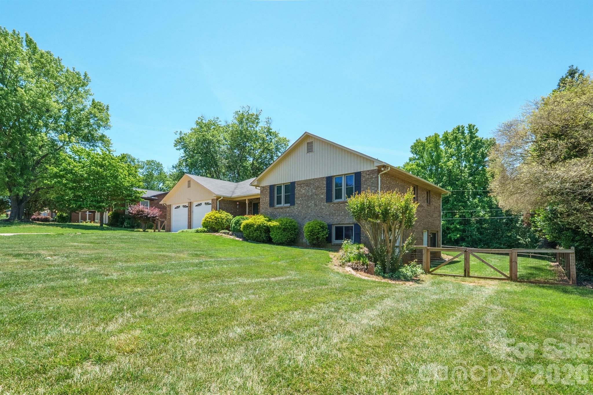 725 Sunridge Drive 18 Property Photo 3