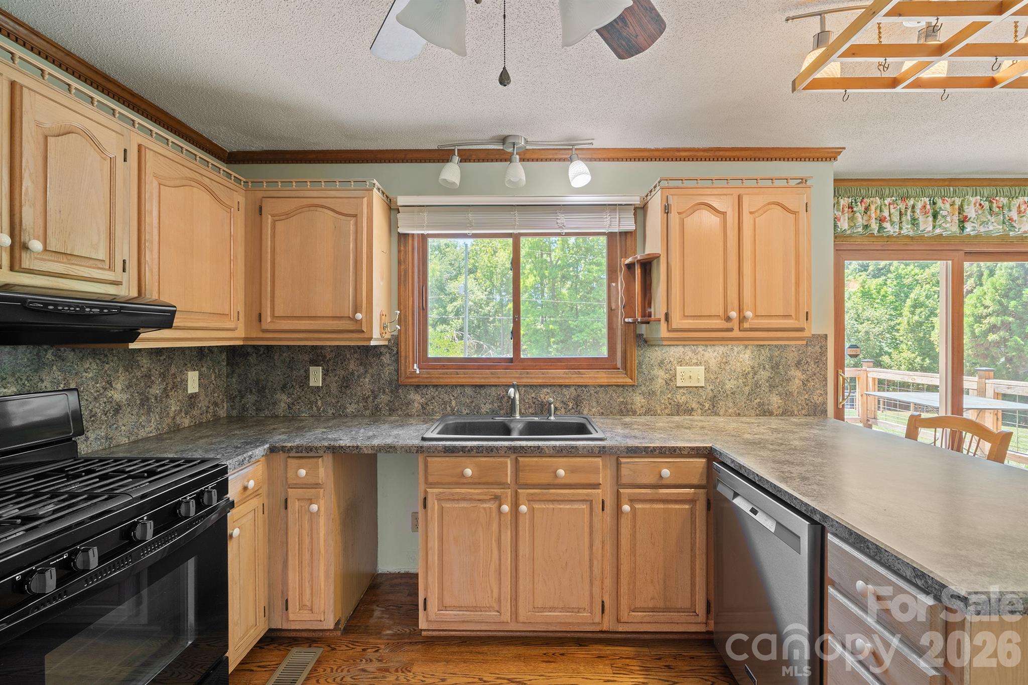 725 Sunridge Drive 18 Property Photo 20