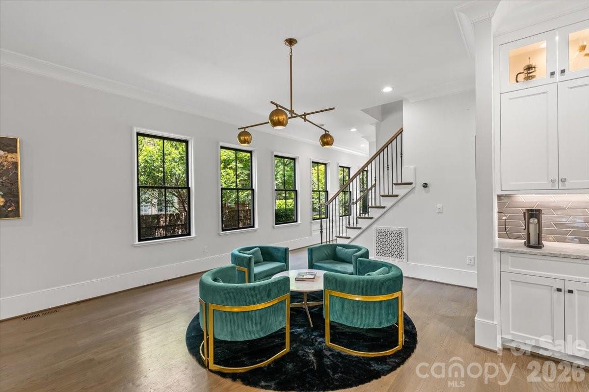 1160 S Kings Drive Property Photo 3