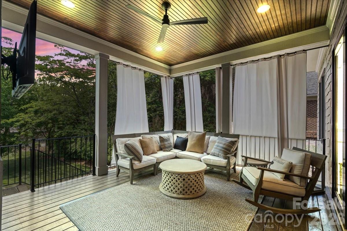 1160 S Kings Drive Property Photo 32