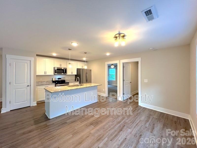 2546 Hemphill Street Property Photo 4