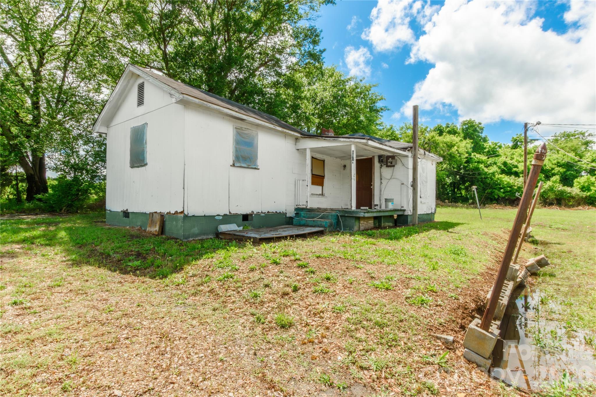 689c Pinckney Road Property Photo 1