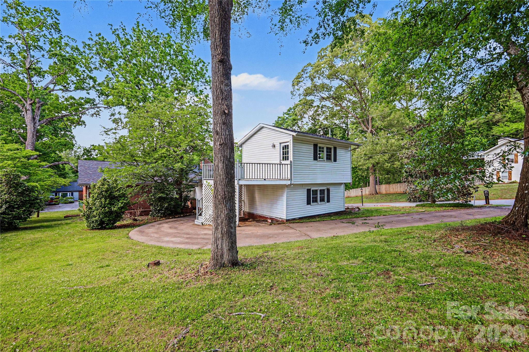 211 Windsor Drive Property Photo 5