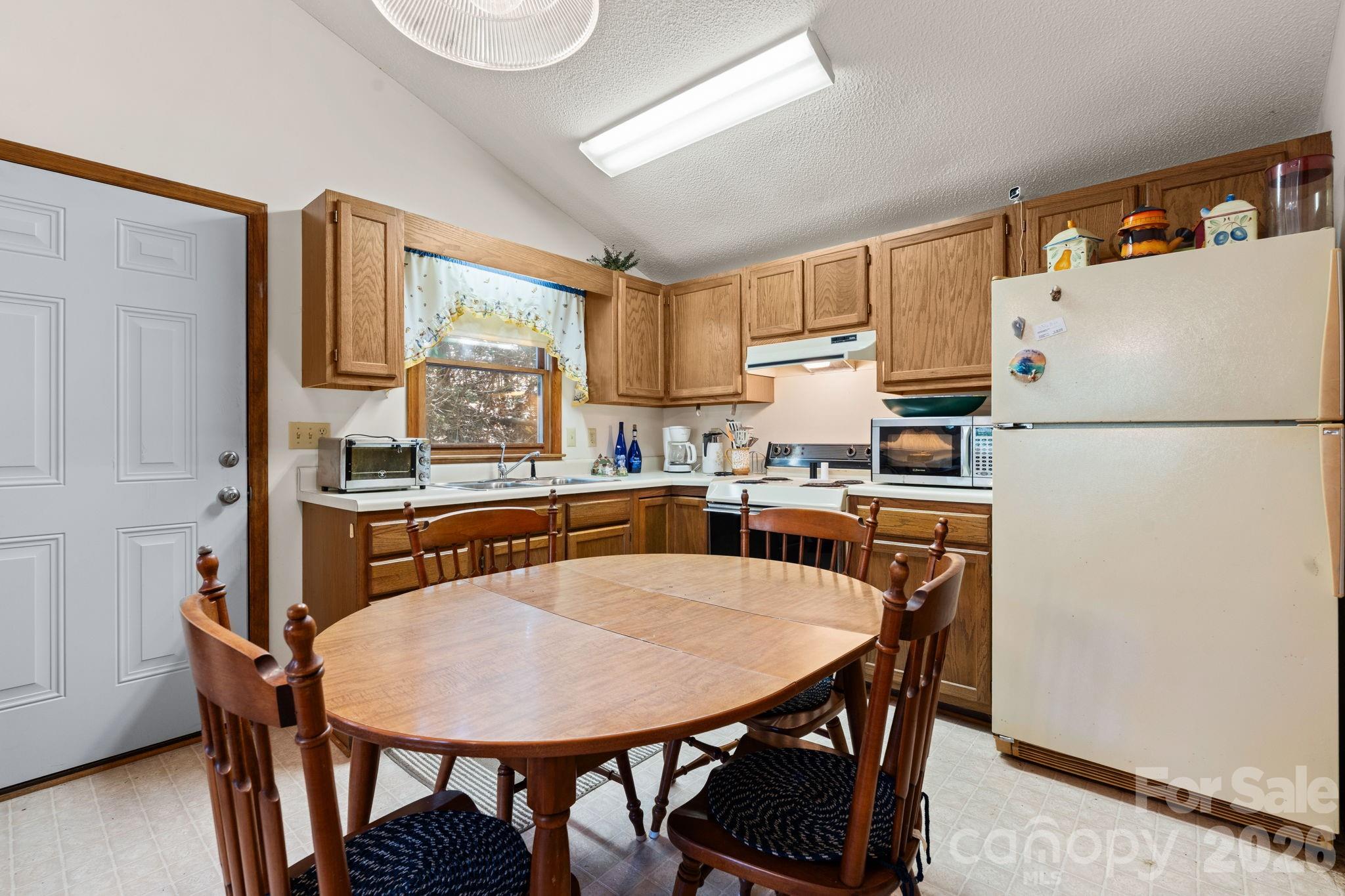 8977 Rose Hollow Avenue Property Photo 6