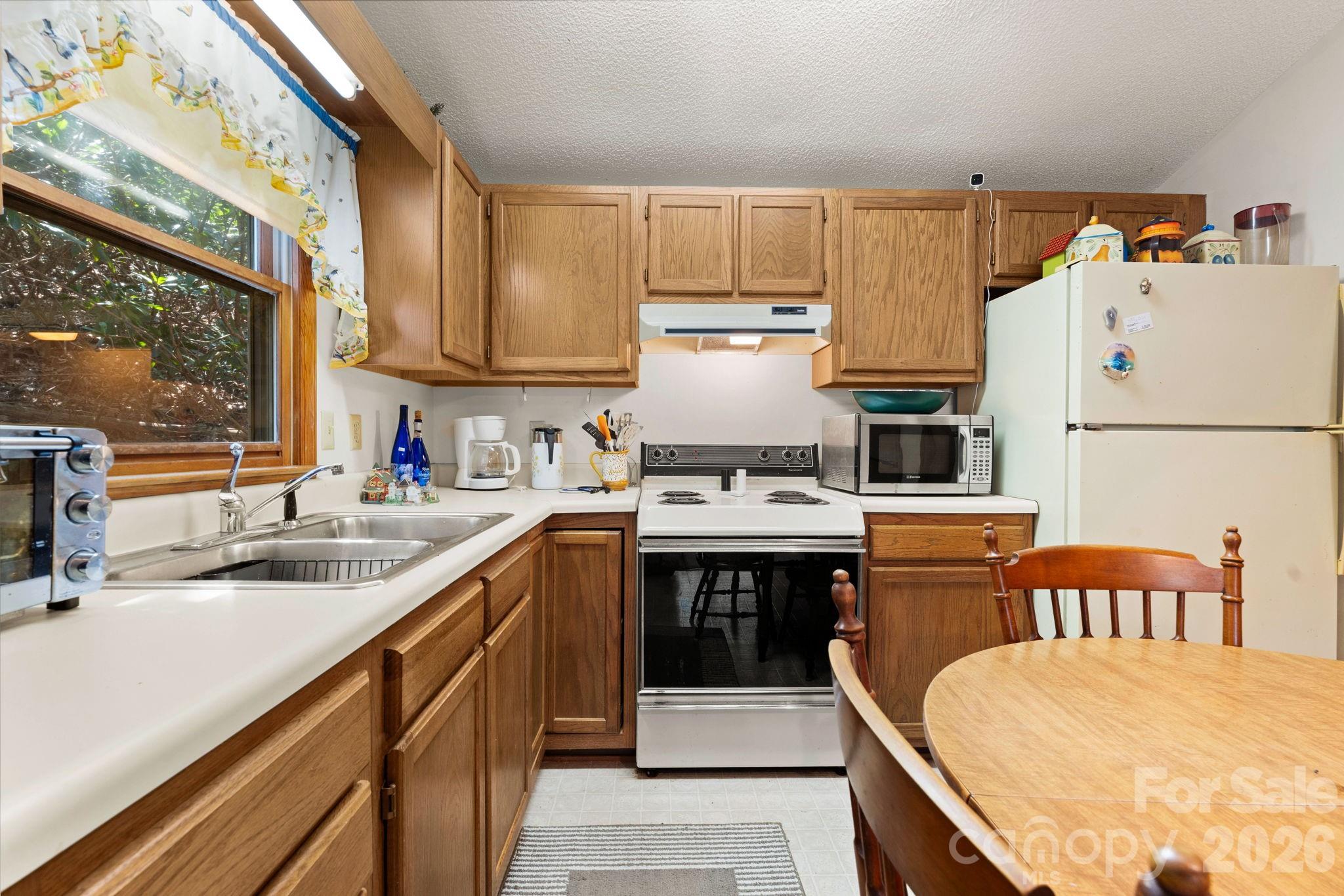 8977 Rose Hollow Avenue Property Photo 7