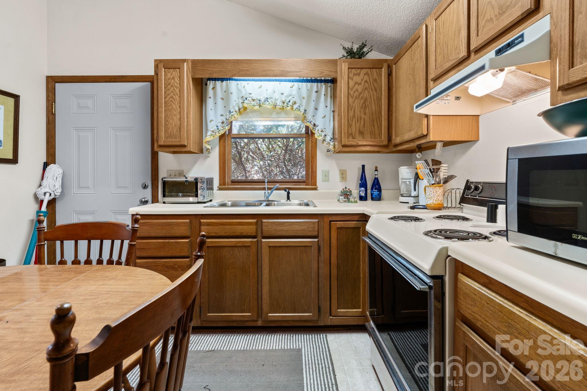 8977 Rose Hollow Avenue Property Photo 8