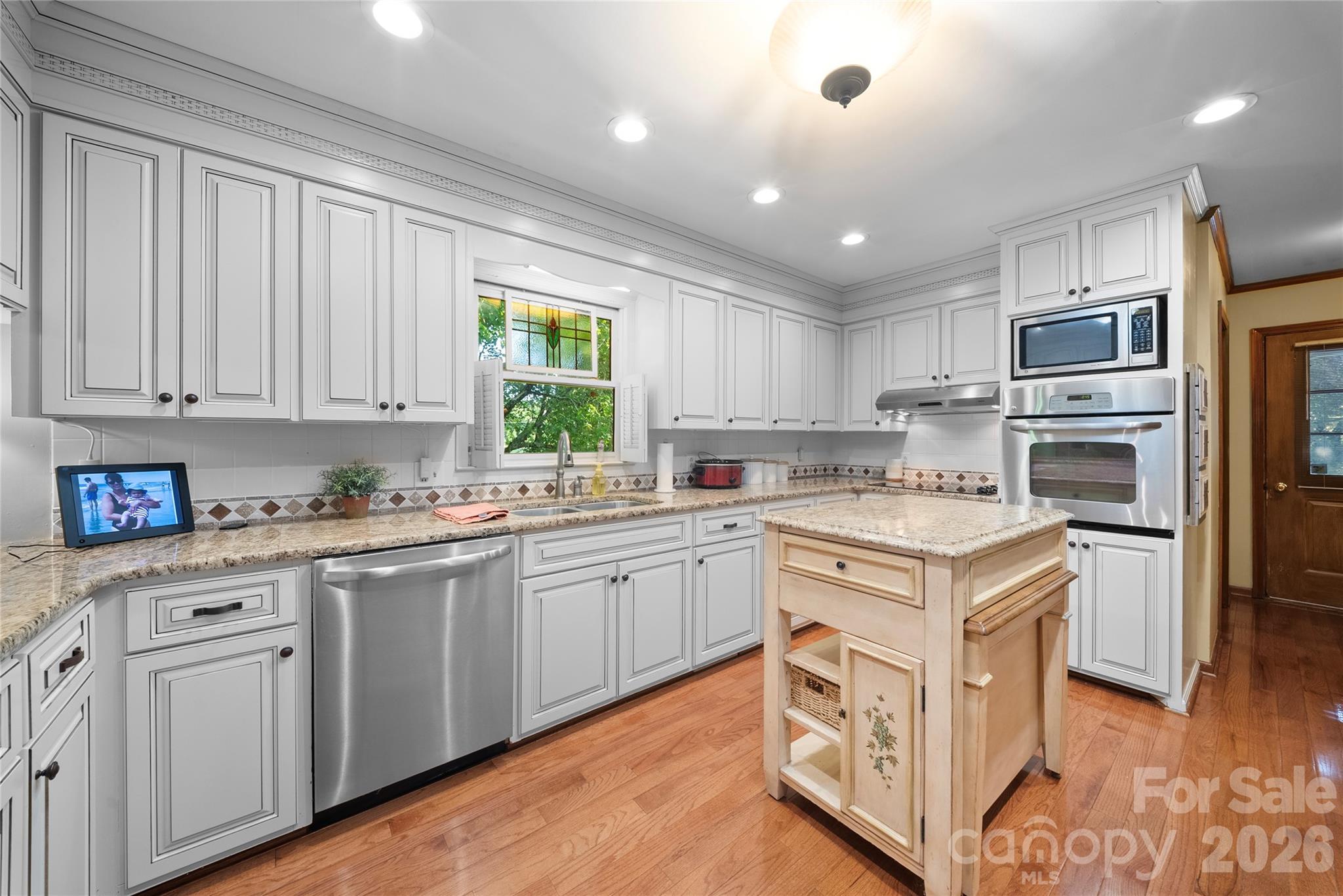 27211 Hedge Road Property Photo 6