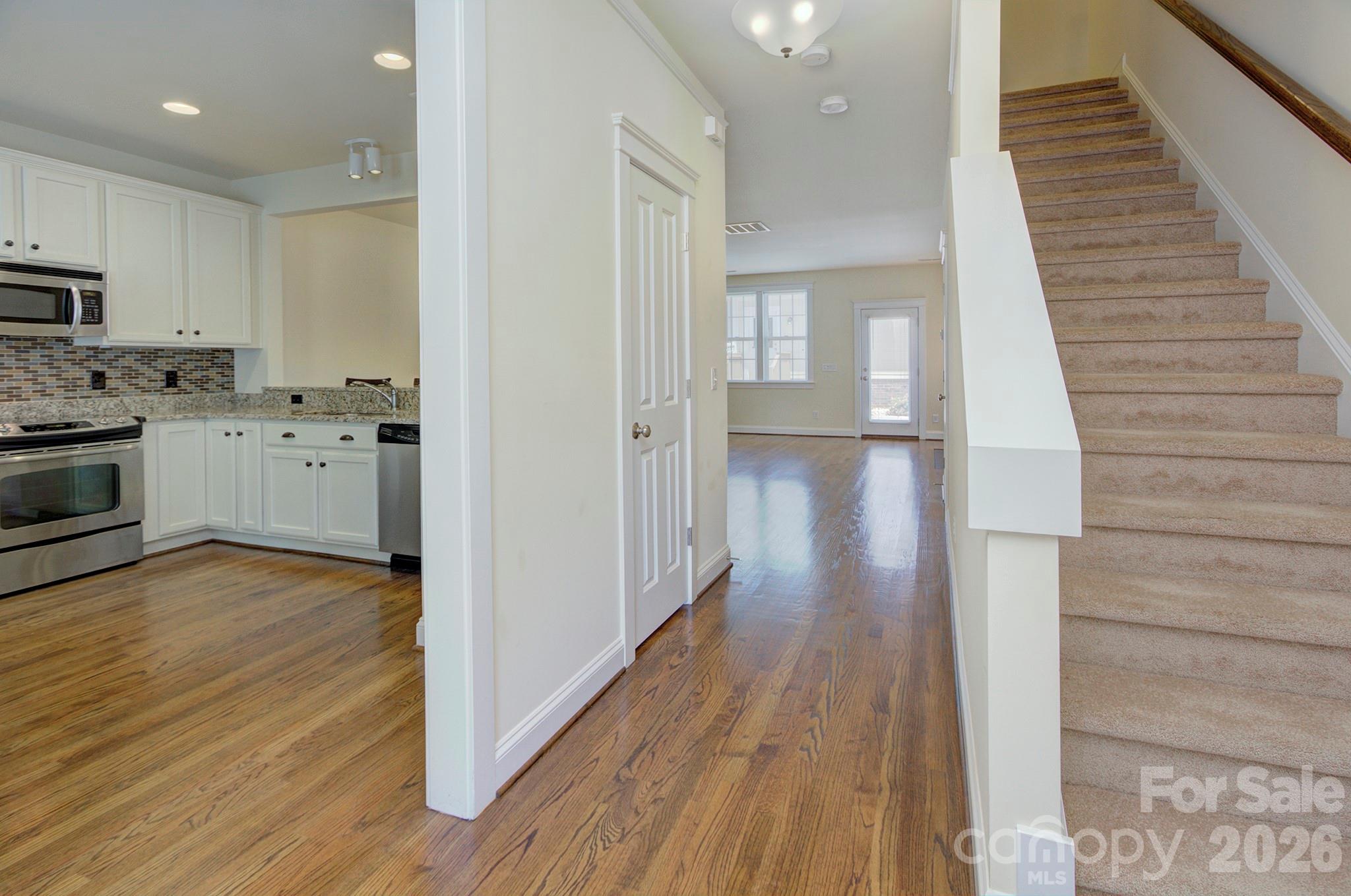 1023 White Point Drive Property Photo 10