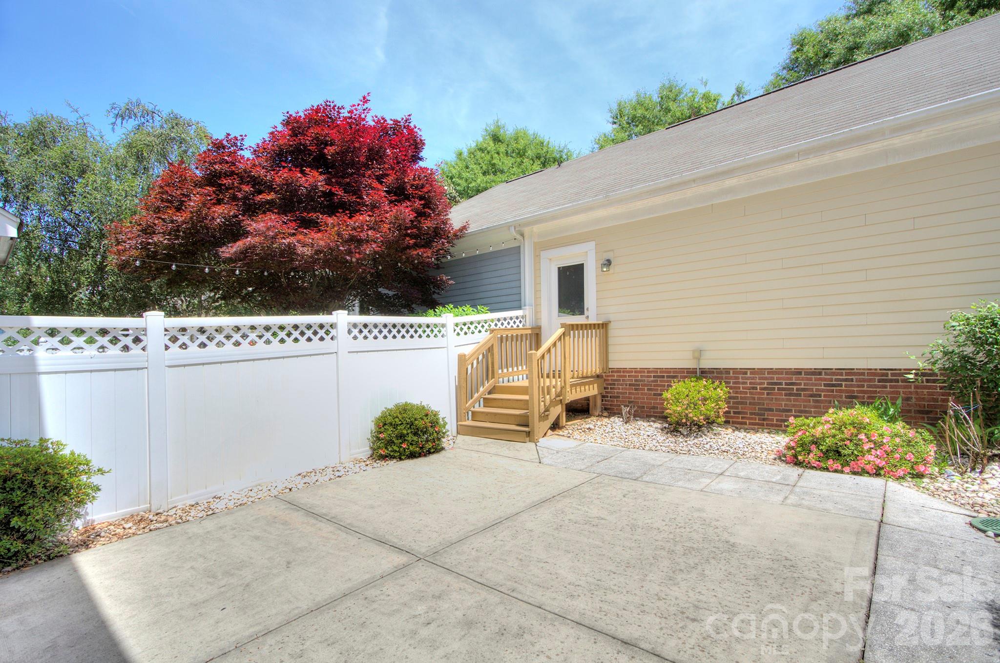 1023 White Point Drive Property Photo 26