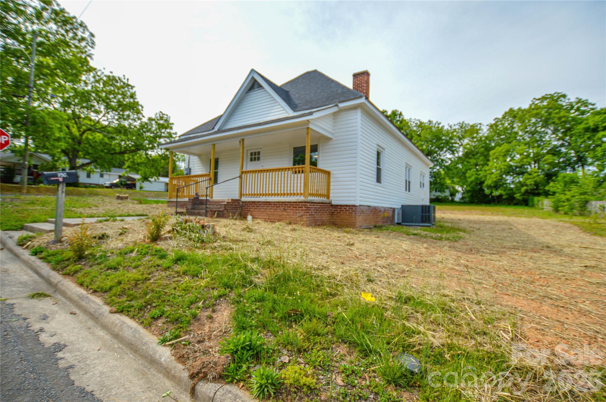 730 W Oakwood Avenue Property Photo 3