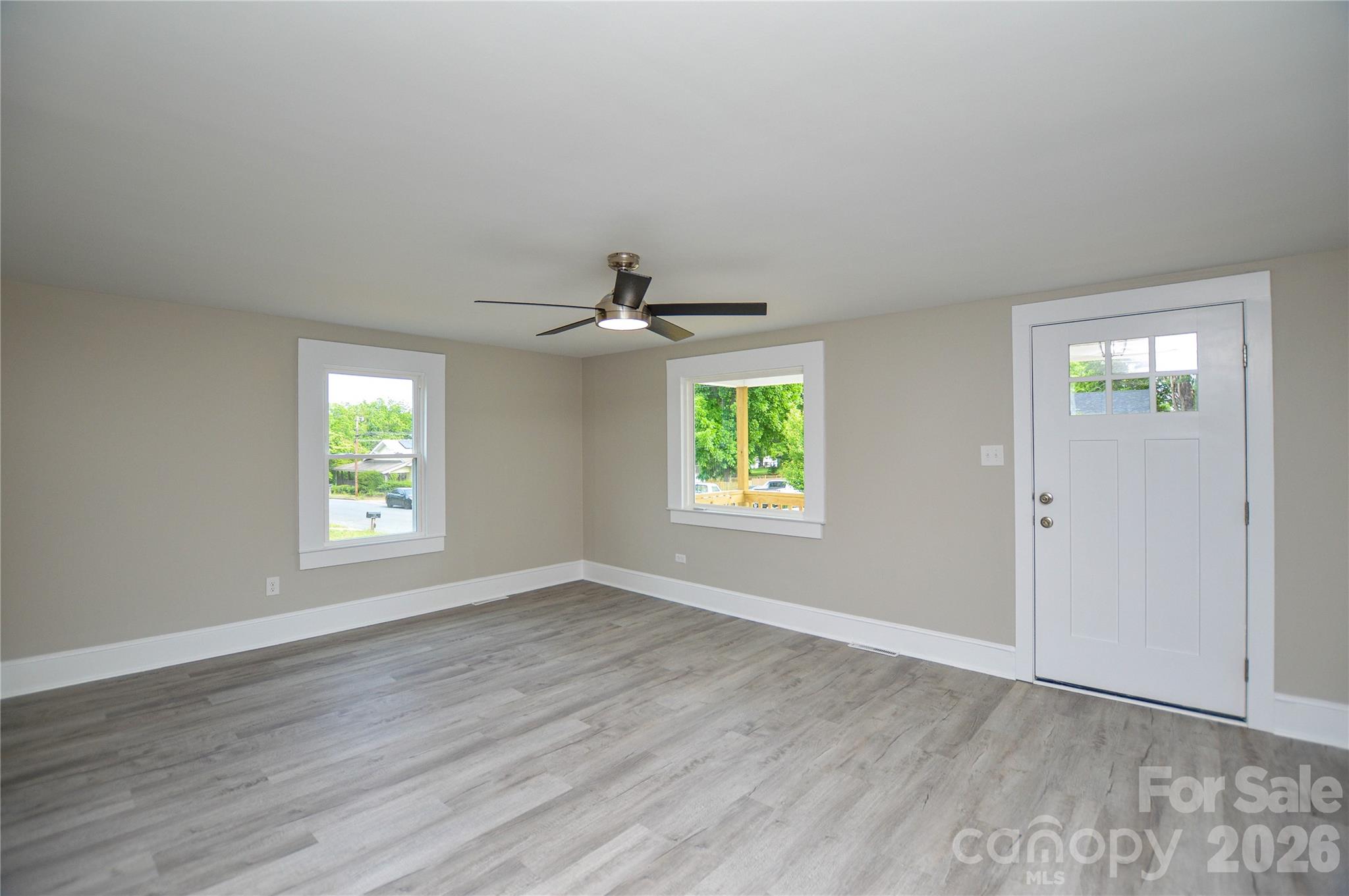 730 W Oakwood Avenue Property Photo 6