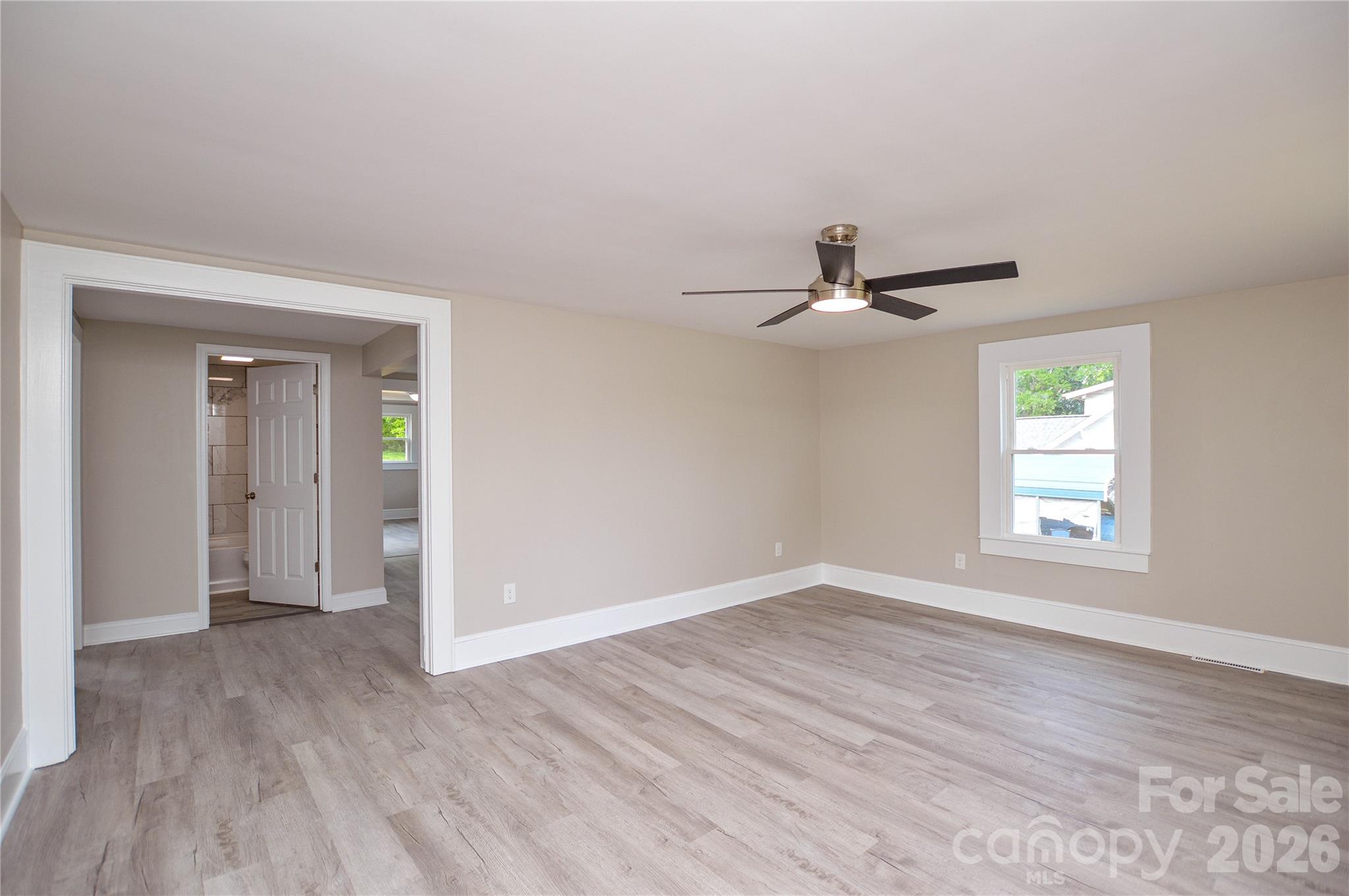 730 W Oakwood Avenue Property Photo 8