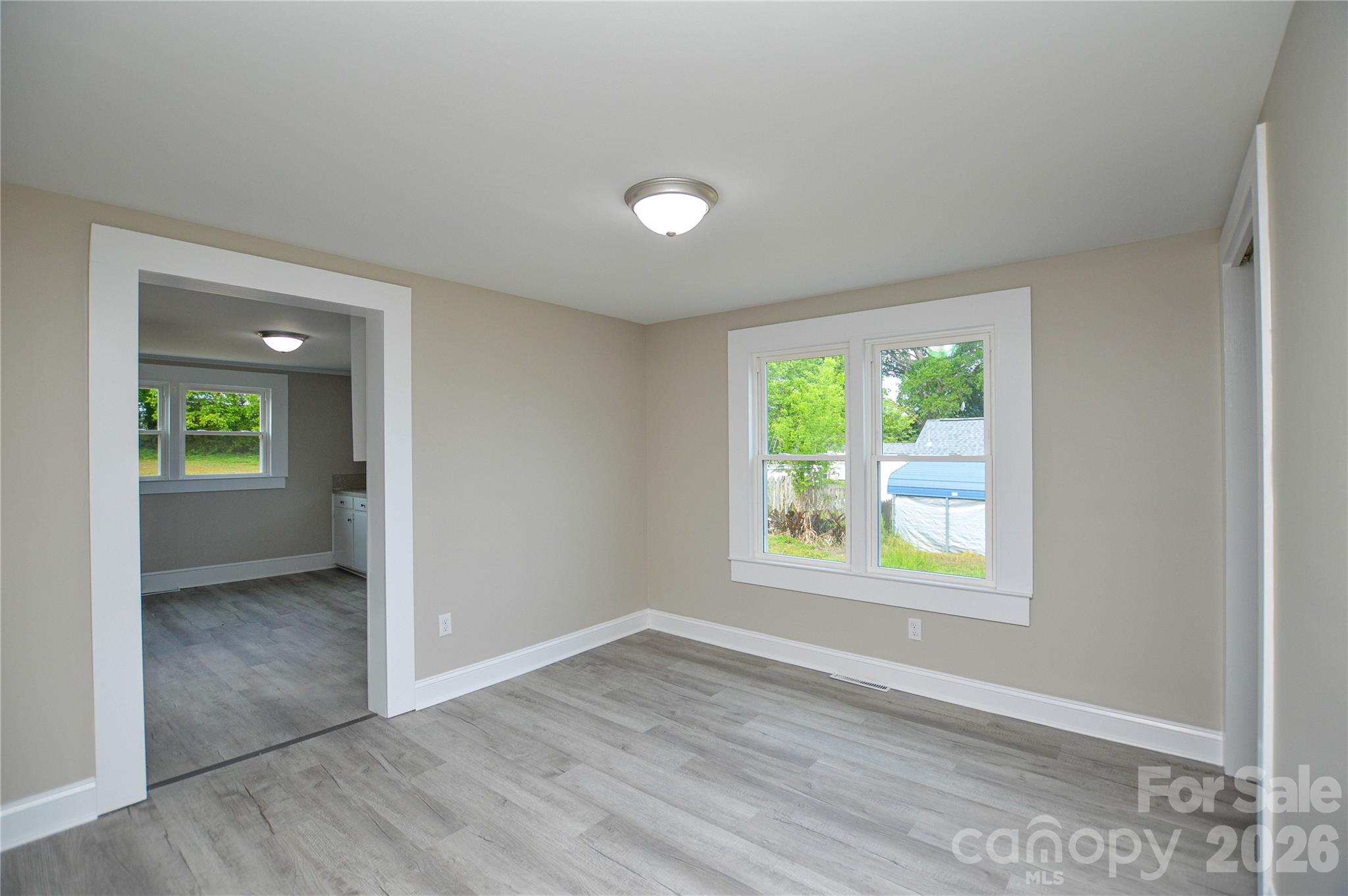 730 W Oakwood Avenue Property Photo 9
