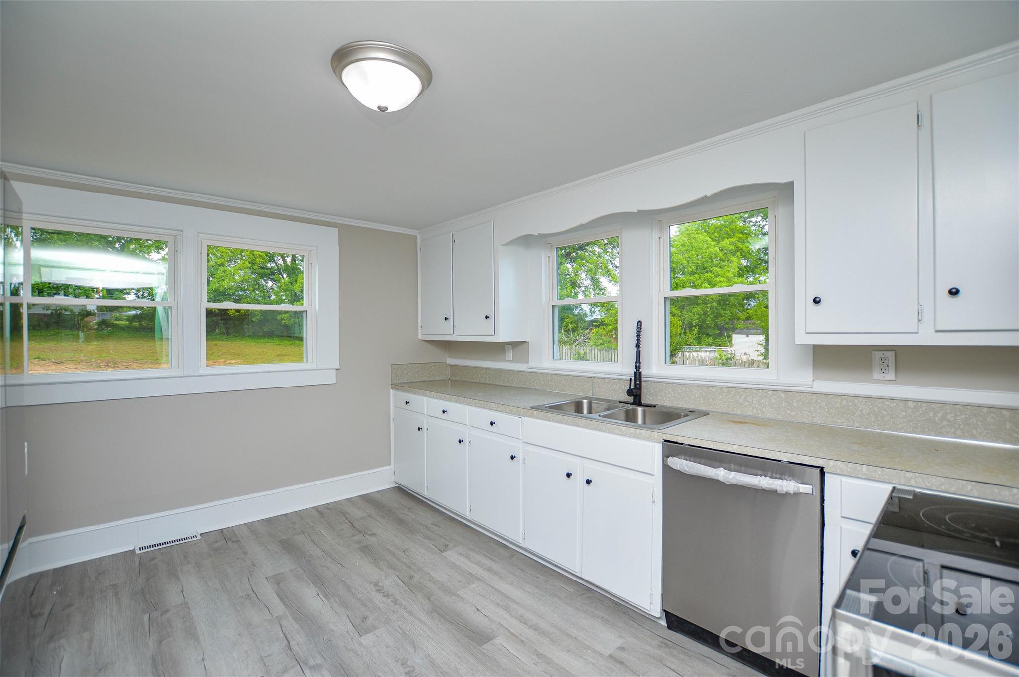730 W Oakwood Avenue Property Photo 12