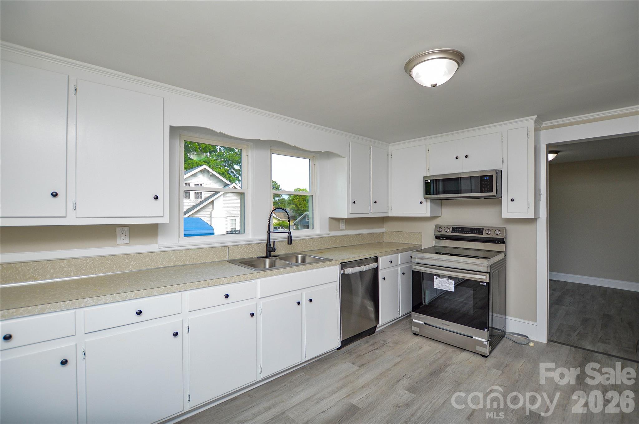 730 W Oakwood Avenue Property Photo 13