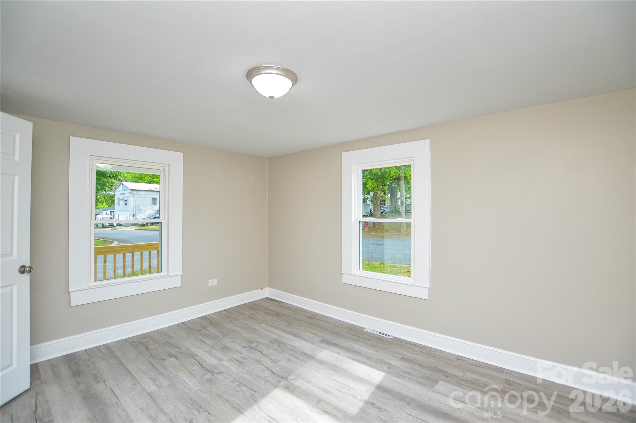 730 W Oakwood Avenue Property Photo 17
