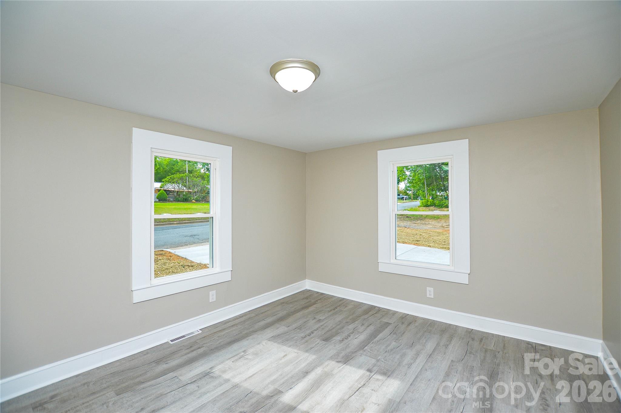 730 W Oakwood Avenue Property Photo 18
