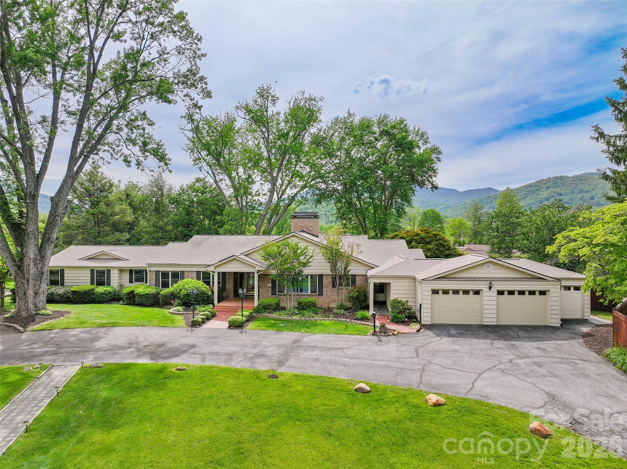 142 Country Club Drive Property Photo 1