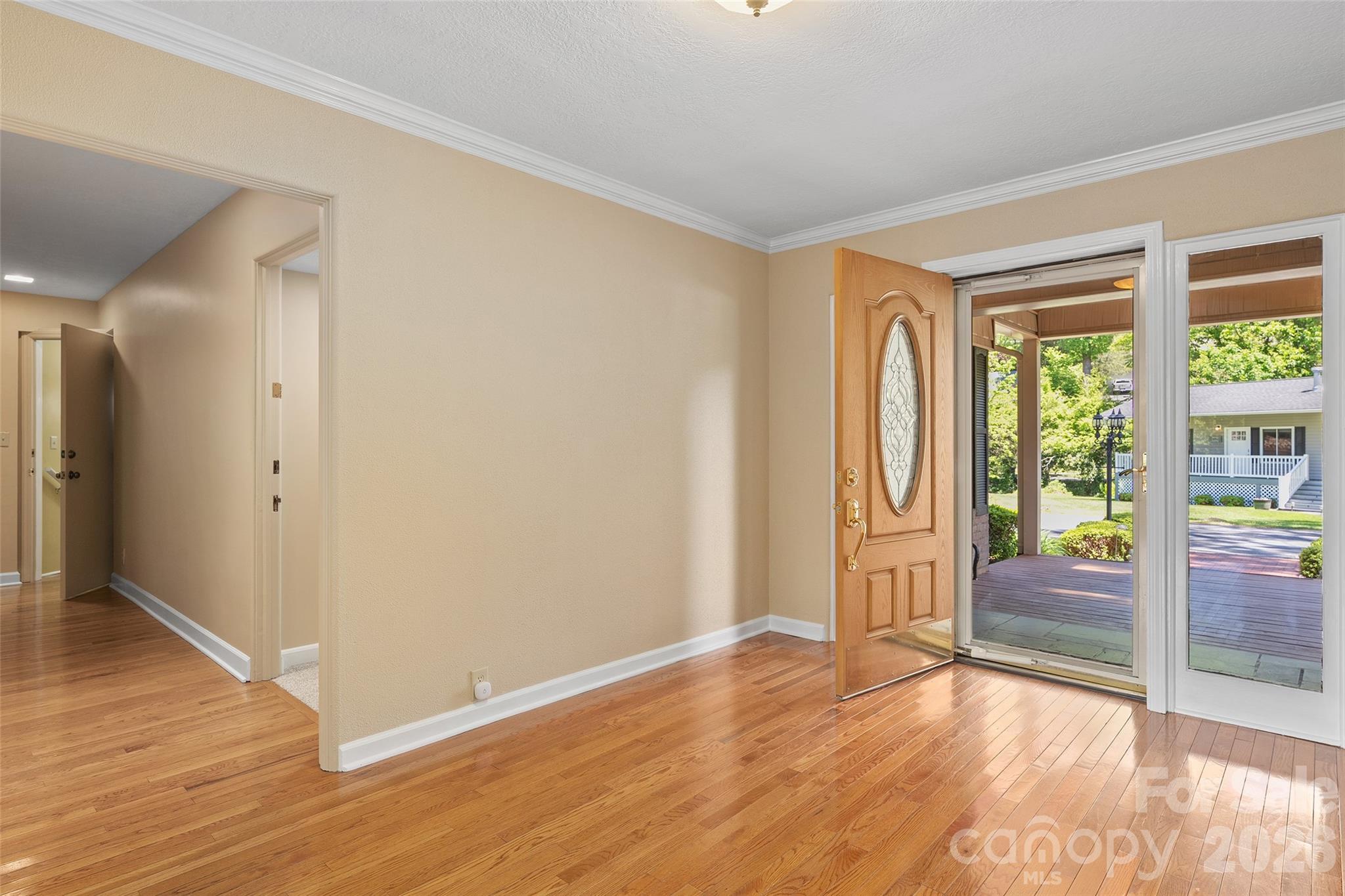 142 Country Club Drive Property Photo 4
