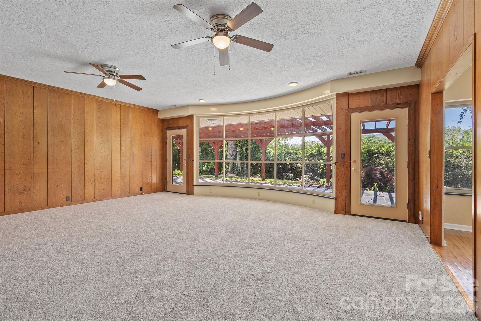 142 Country Club Drive Property Photo 6