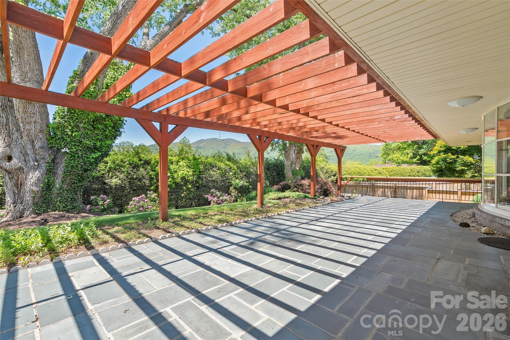 142 Country Club Drive Property Photo 7