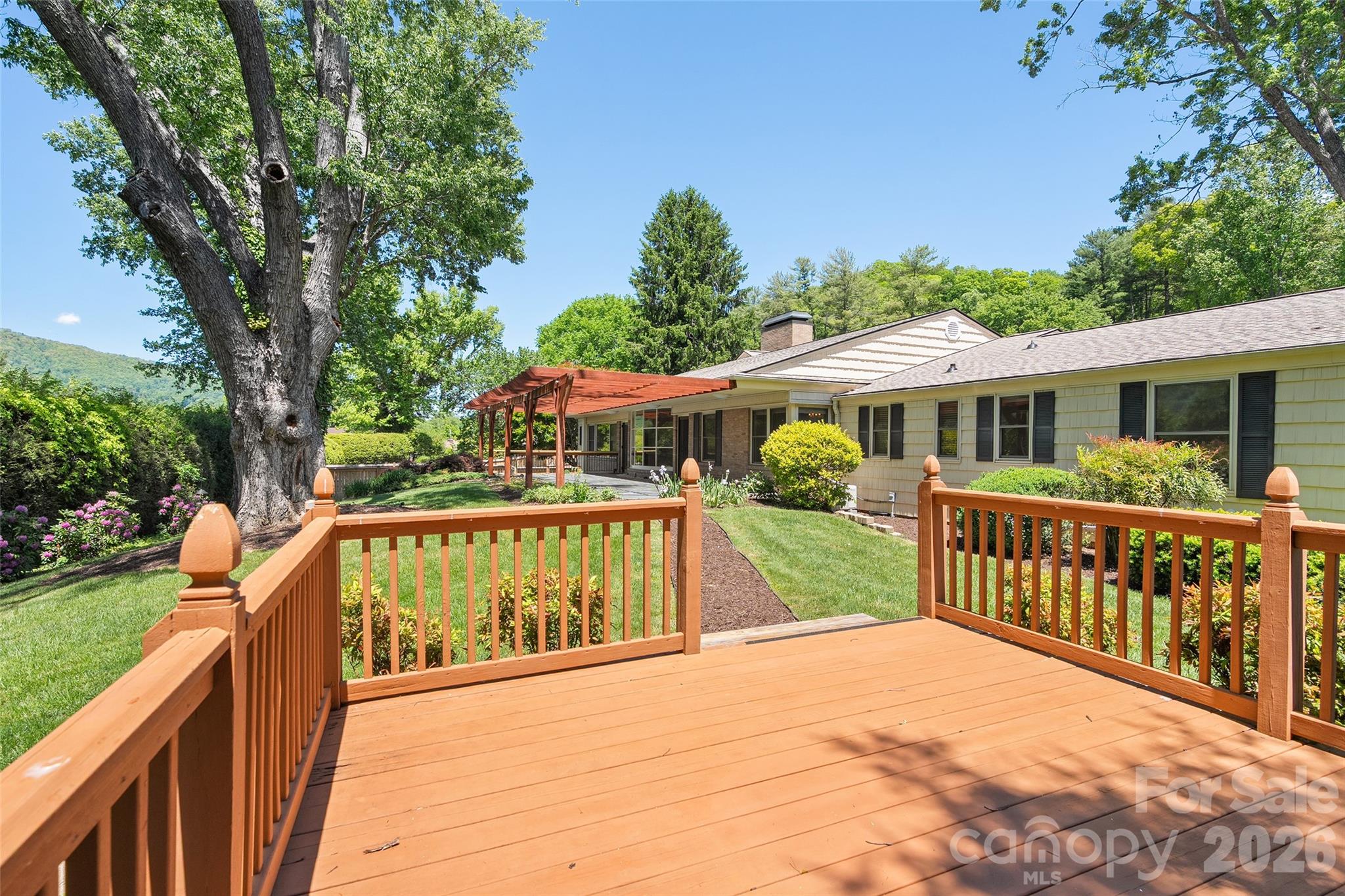 142 Country Club Drive Property Photo 8
