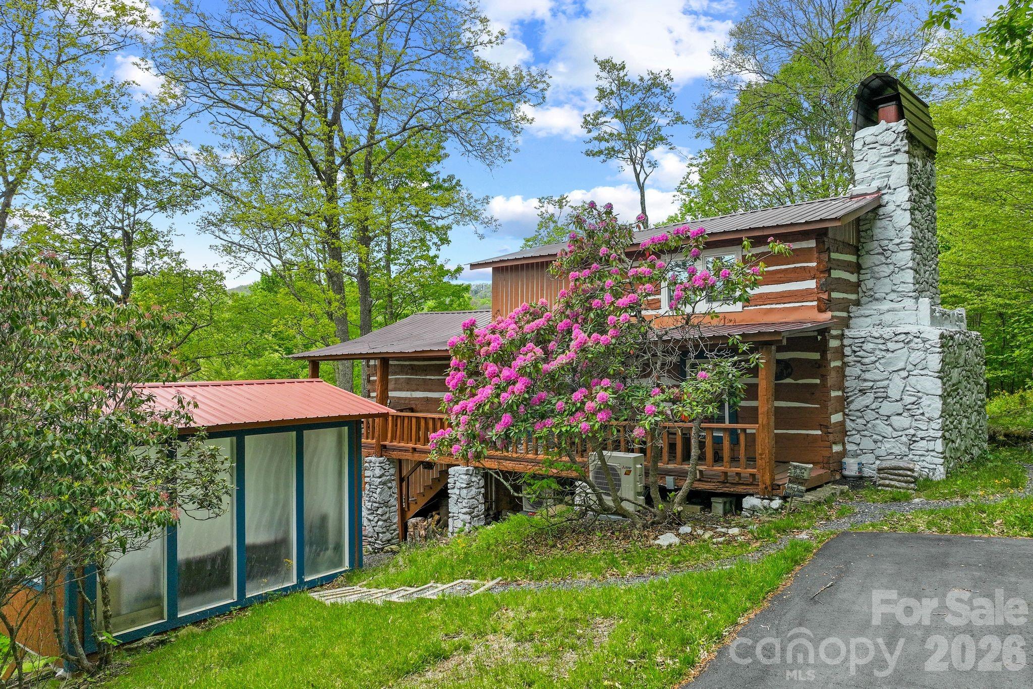 285 Glenaire Drive Property Photo 2