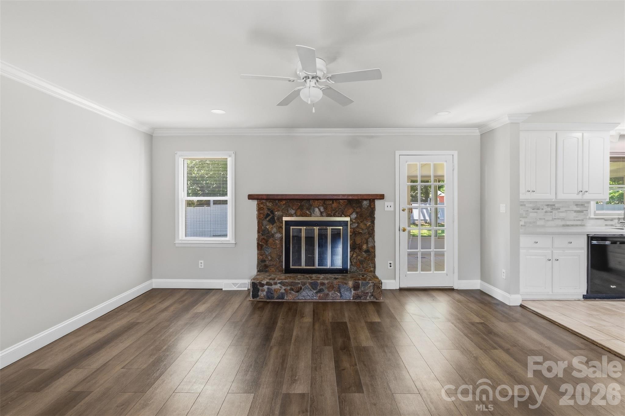 1542 Fieldcrest Circle Property Photo 6