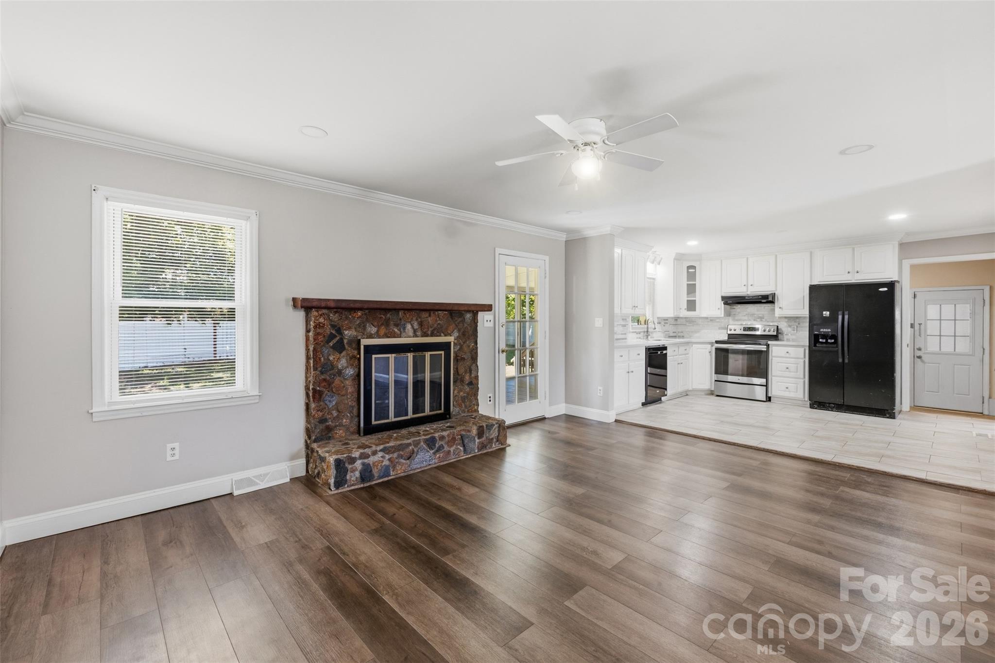 1542 Fieldcrest Circle Property Photo 7