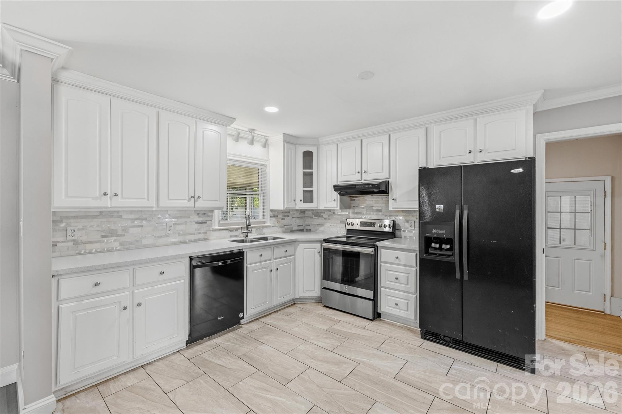 1542 Fieldcrest Circle Property Photo 8