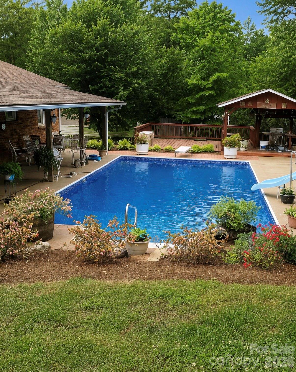 320 Amhurst Drive Property Photo 2