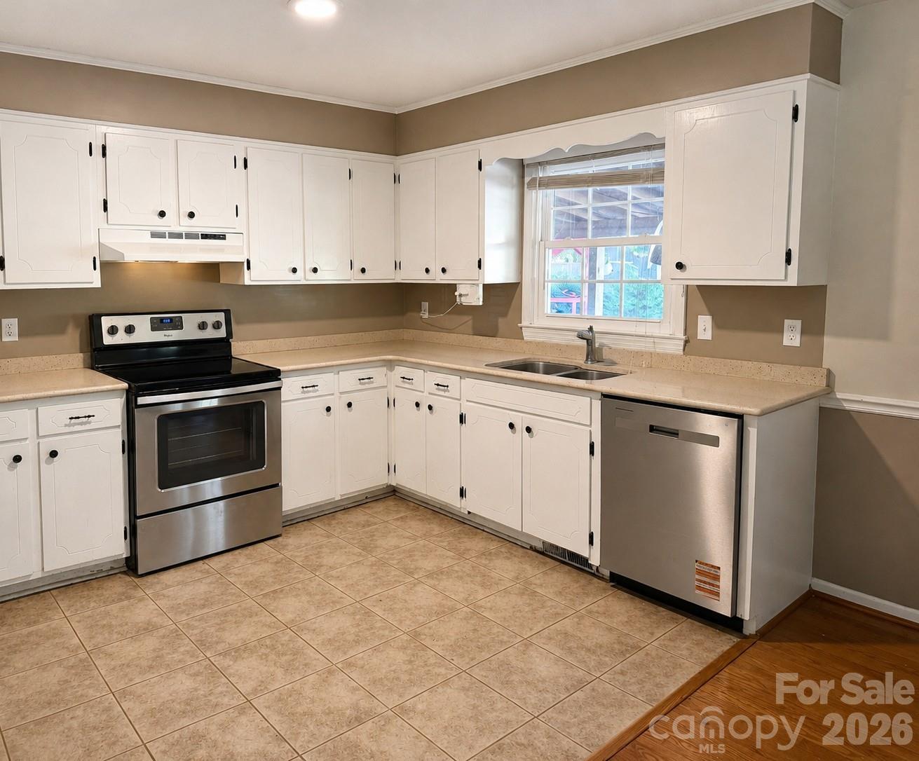 320 Amhurst Drive Property Photo 3