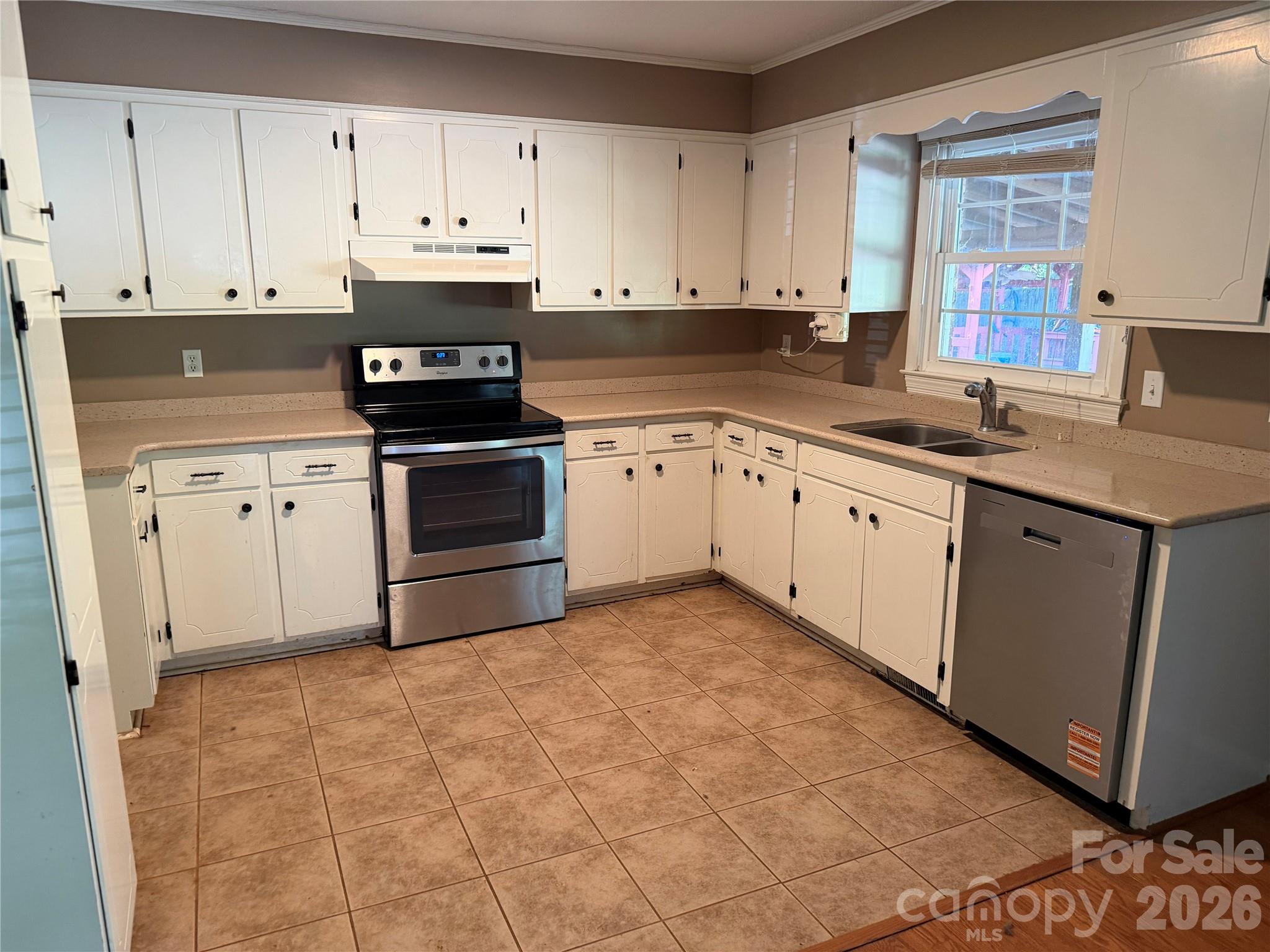320 Amhurst Drive Property Photo 7