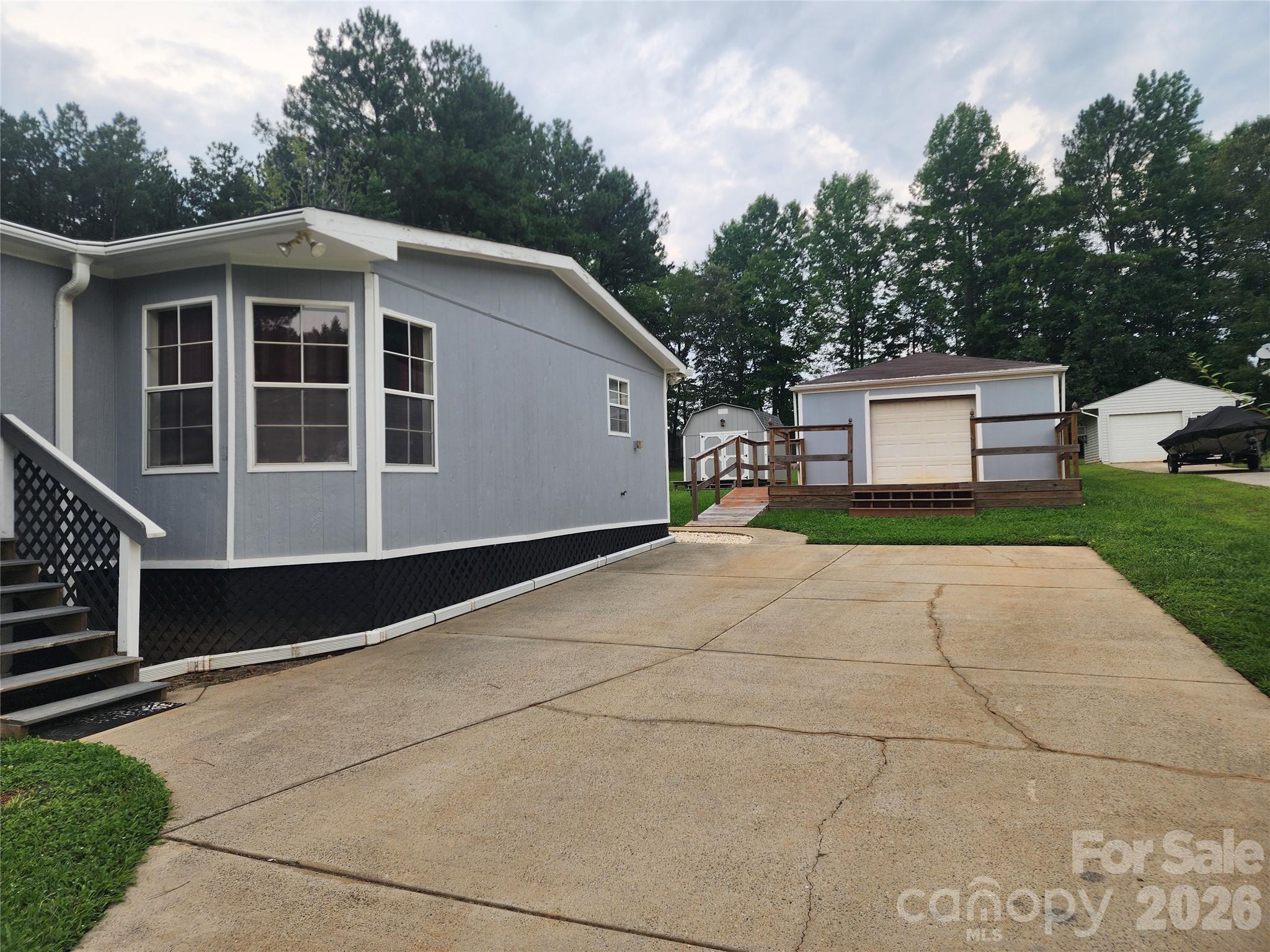 189 Brook Creek Drive Property Photo 3
