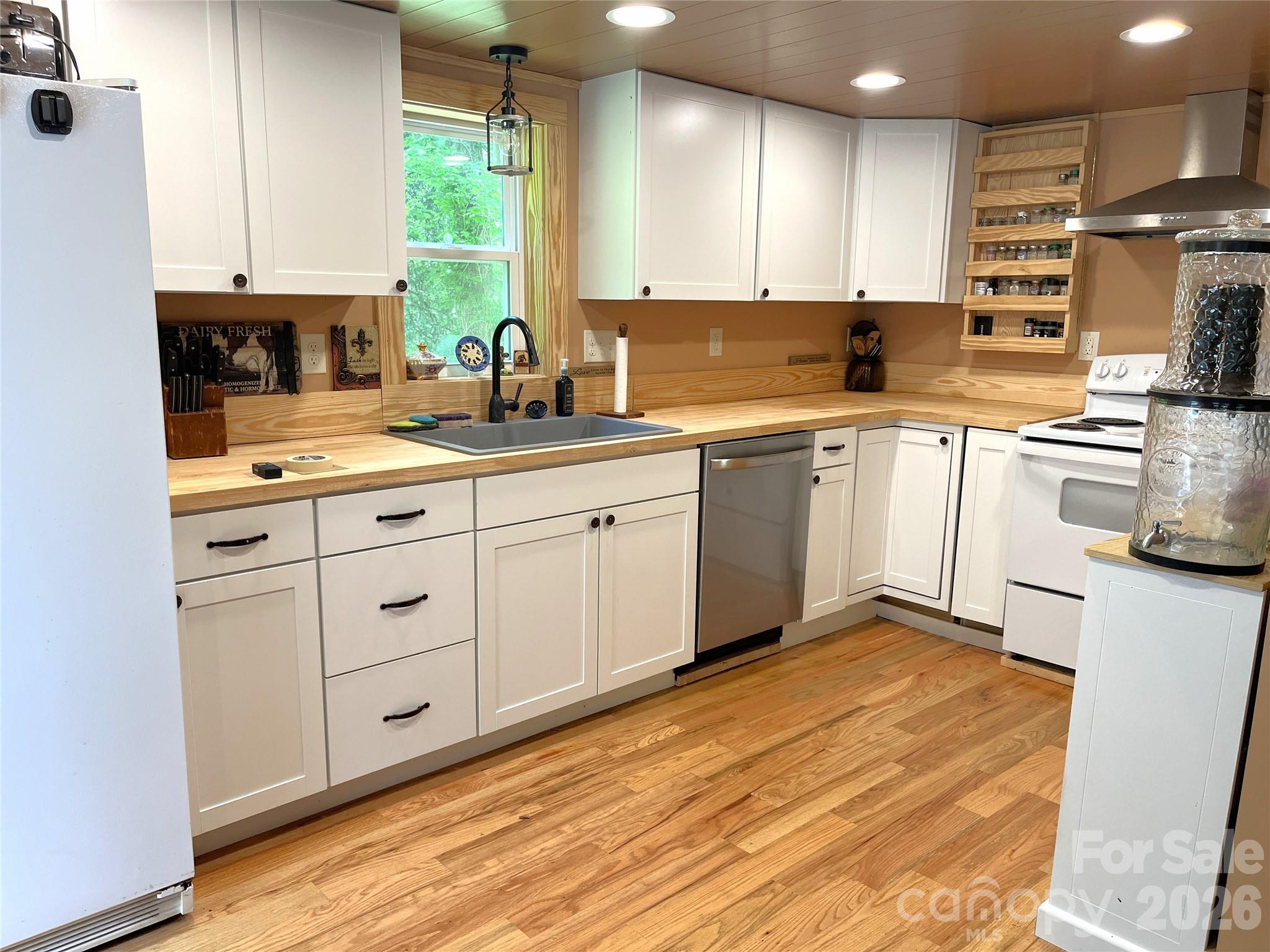 183 Cedarberry Glen Property Photo 7
