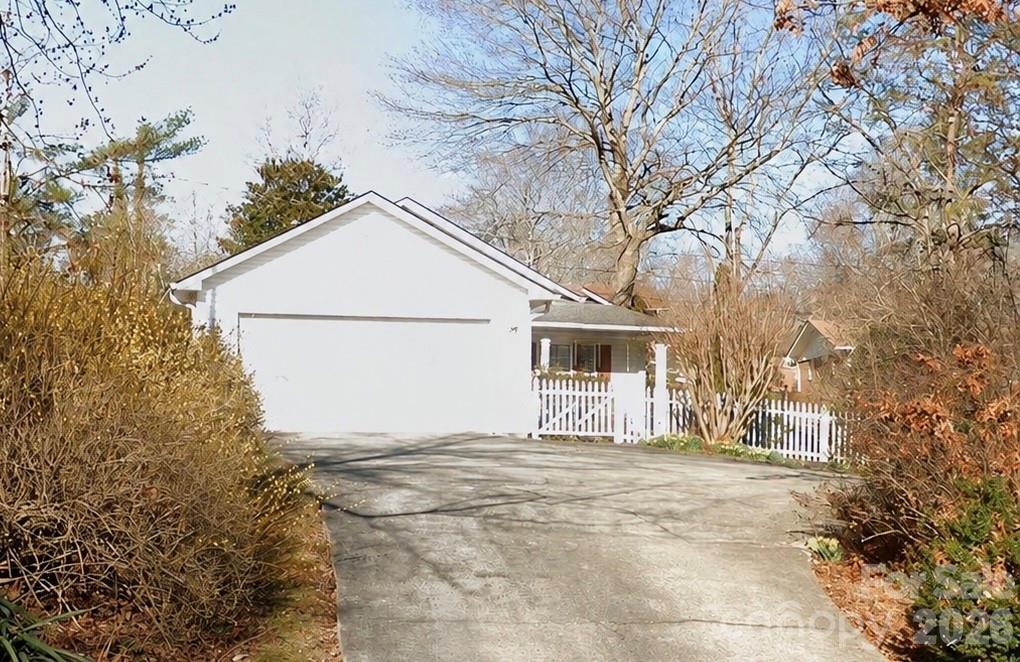 105 Amelia Drive Property Photo 1